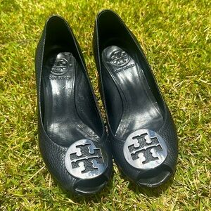 Tory Burch women platform heel 7.5 black with silver buckle comfortable leather